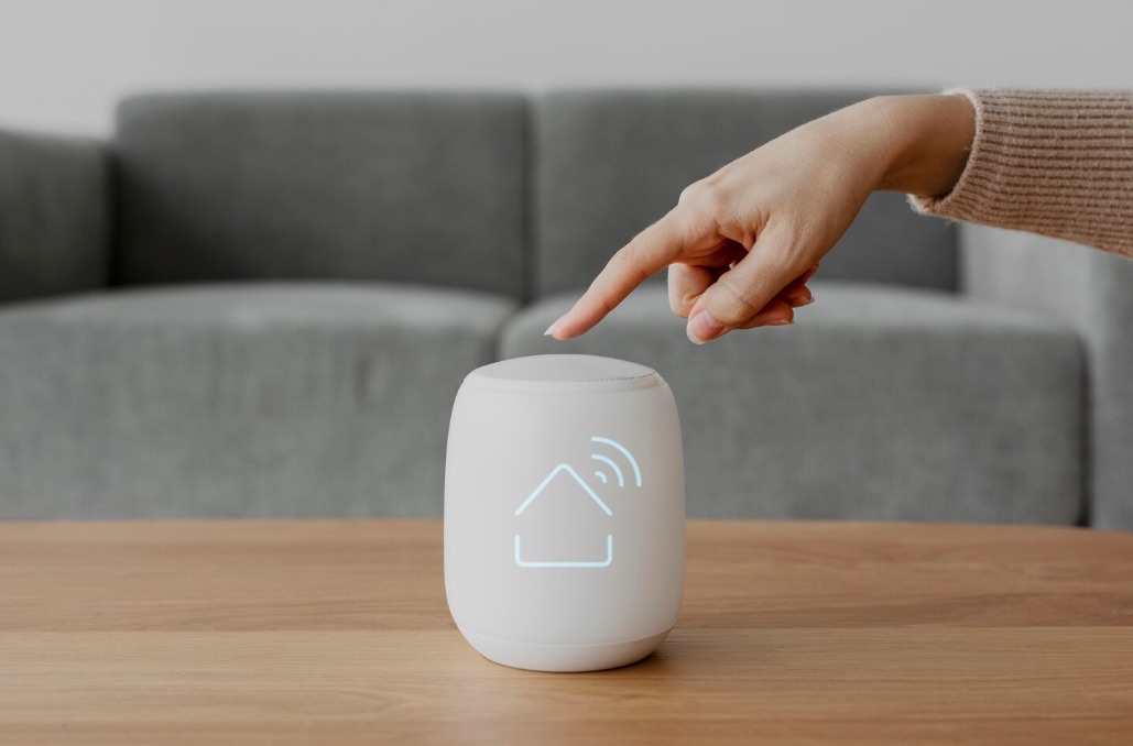 Dettaglio sensore integrato nel design dell'abitazione